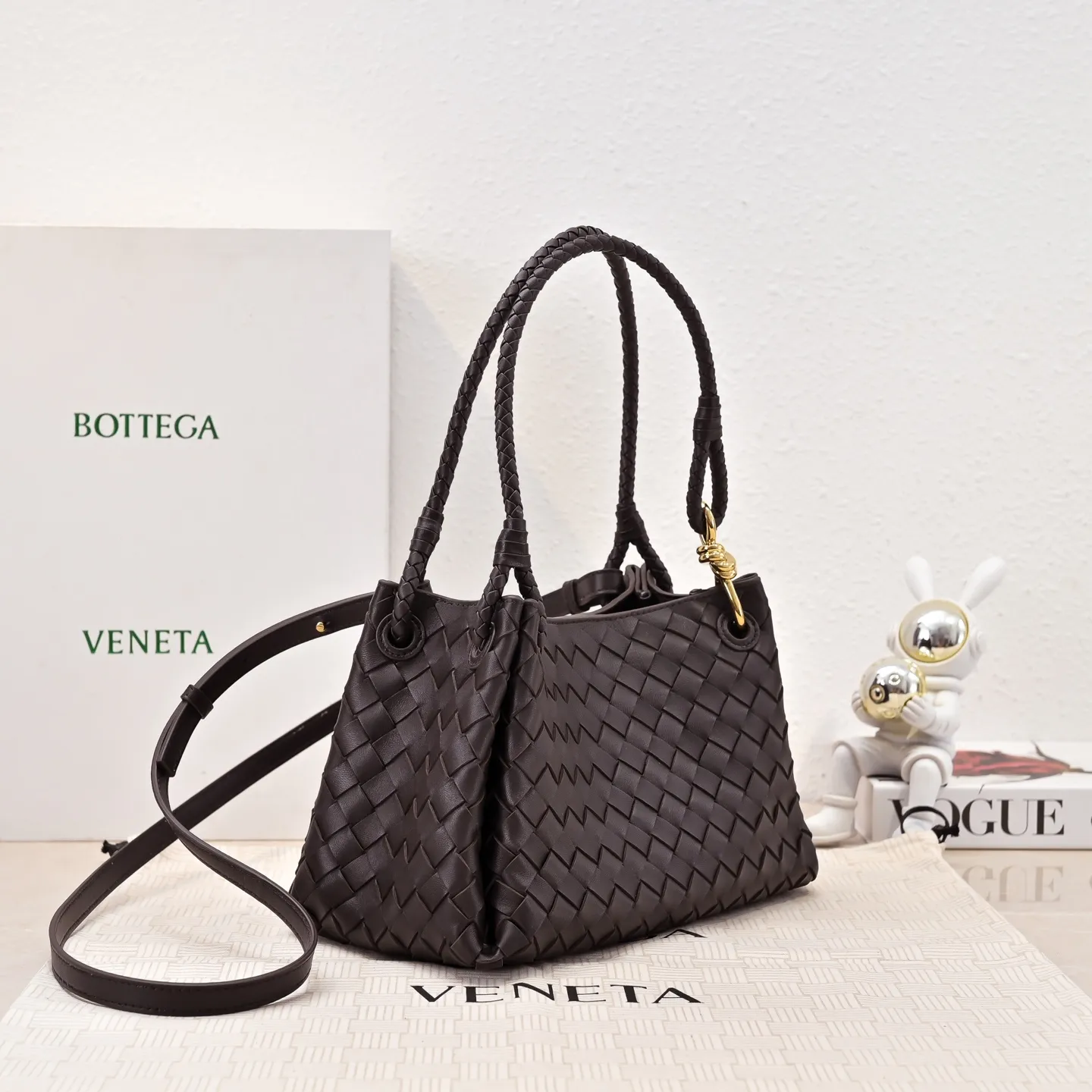 Batch 2060 BOTTEGA VENETA 2025 Autumn New Product Medium Parachuta The long-awaited new medium parachuta is here, with a unique appearance and iconic metal knots, and a whole piece of leather folds the four corners into a parachute shape! The exquisite Knot metal buckle is like putting jewelry on a bag. It is high-end and elegant. Its super capacity can hold all your things! The overall effect of this bag is very different from before. It is neither too delicate to provide a large capacity nor too bulky because of its practicality. It simply provides a perfectly suitable bag for casual and simple people👜 Style number: 5921 Size: 29.5*18.5*17.5cm